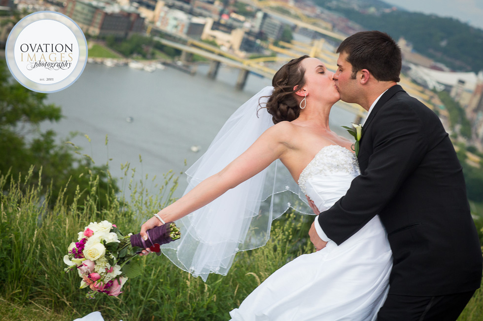 groom-dipping-bride-pittsburgh-skyline1 groom-dipping-bride-pittsburgh-skyline1